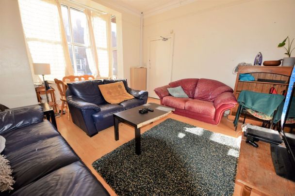 7 bedroom House in & 2 Knowle Road, Leeds - Photo 1