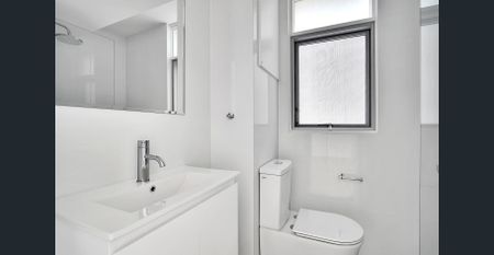 Luxurious 1-Bedroom Apartment with Stunning Sydney Harbour Views! - Photo 4