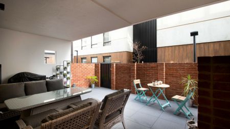 High End in the Heart of Griffith! - Photo 3