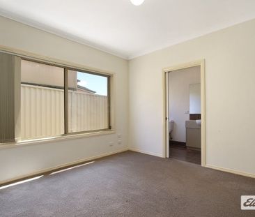 Easy Care Townhouse. - Photo 2
