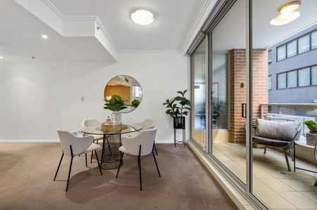 Massive Two - Level Apartment - Photo 4