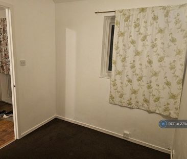 4 bedroom semi-detached house to rent - Photo 3