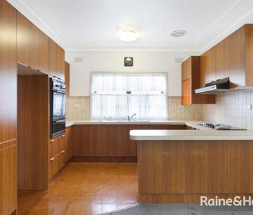 Bright & Spacious Family Home in Fairy Meadow - Photo 5