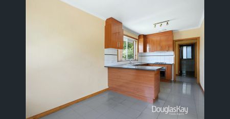 Neat 3 Bedroom Family Home - Photo 2