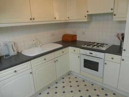 2 bedroom flat to rent - Photo 4