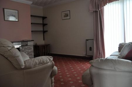 3 bedroom detached bungalow to rent - Photo 2