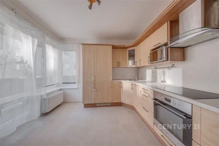 Moderní 2+1 s balkonem a garáží | 7 min od metra Rajská zahrada - Photo 4