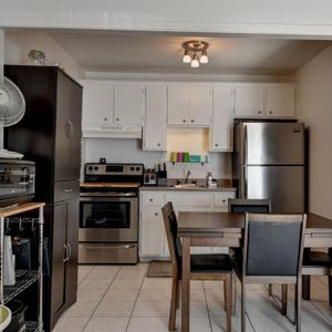 JOLI 3 1/2 RÉNOVÉ TOUT BÉTON - LIBRE - Photo 2