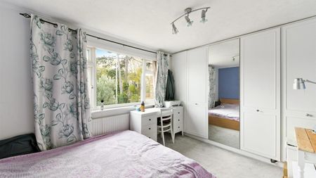 Iris Close, Surbiton - Photo 2