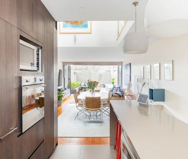 Architect-designed terrace-style contemporary home - Photo 4