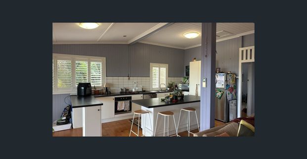 WATERFRONT 4 BEDROOM QUEENSLANDER - $620PW - Photo 1