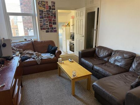 3 bedroom flat to rent - Photo 3