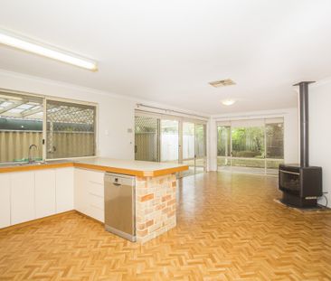Tranquil 4-Bedroom Rental Apartment in Scenic Redcliffe Location - Photo 5