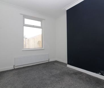 1 Bedroom Flat - Photo 2