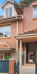 Ultra-Modern Tri-Level Townhouse - Photo 4