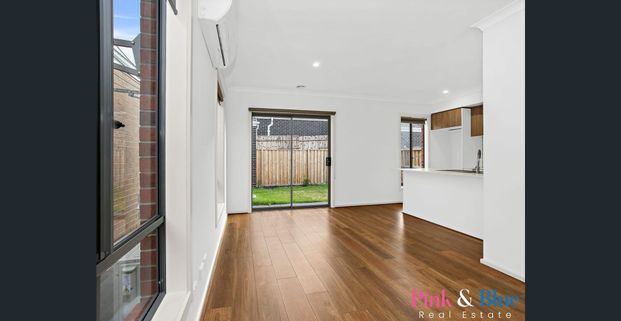 3 Bedroom Modern & Stunning Family Home for Rent! Walking distance to Rockbank Train Station! - Photo 1