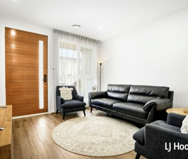 Beautiful 3 Bedroom Townhouse - Great Location! - Photo 3