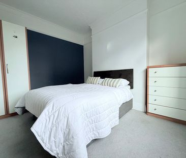 4 Bed Terraced House, Hawthorn View, LS7 - Photo 3