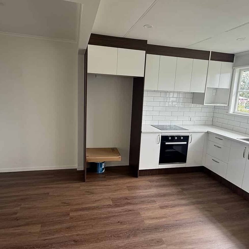 2 bedroom freshly renovated with big section - Photo 1