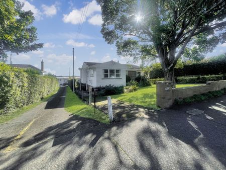 Cozy sunny one bedroom PLUS downstairs sleepout unit in Saint Heliers. - Photo 3