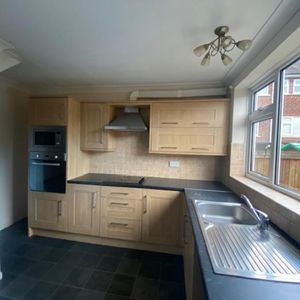 3 bedroom terraced house to rent - Photo 2
