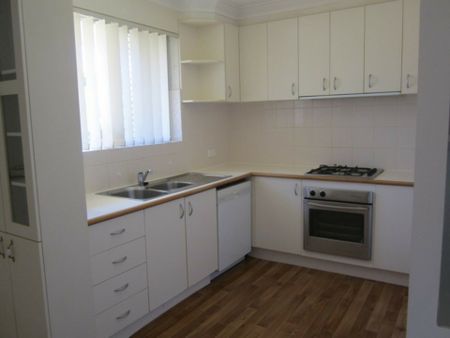 Spacious & Convenient Two-Bedroom House - Photo 2
