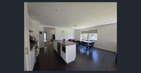 Family home metres from Shepparton Golf Club - Photo 4