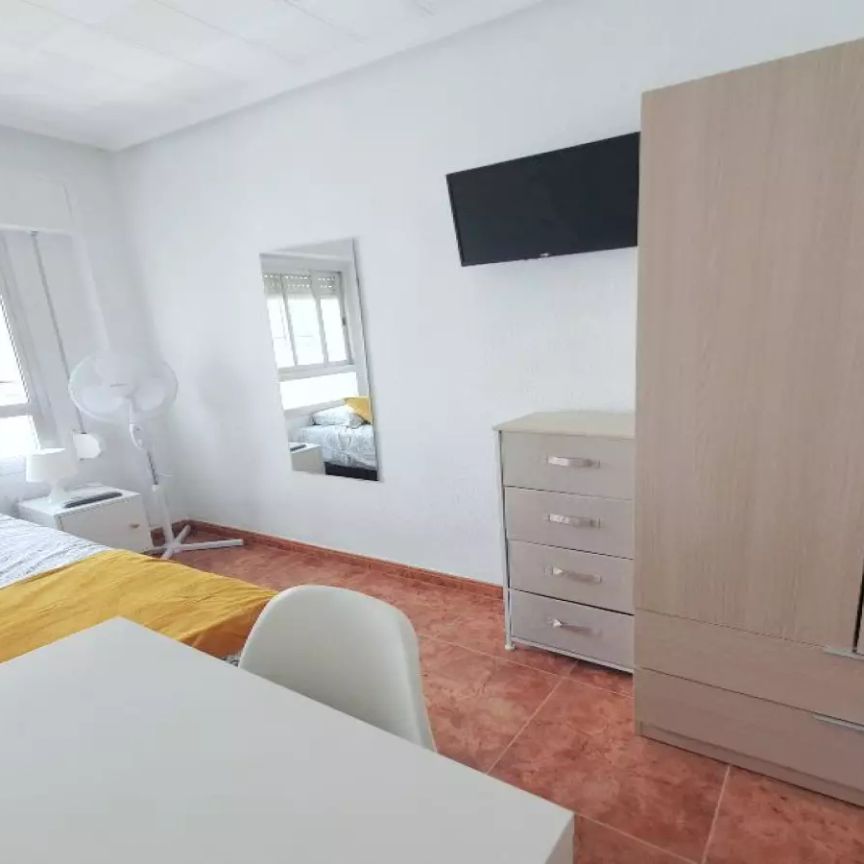 Room in a shared 5-bedroom apartment for rent in Aiora, perfect for professionals and students - Foto 1