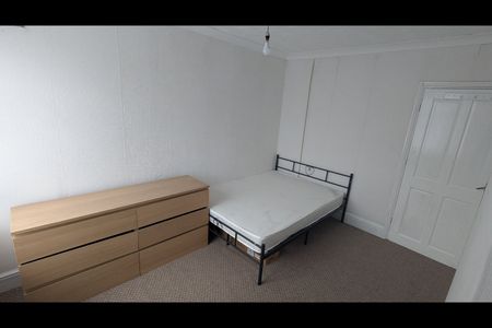 3 Bed Flat, Church Road, E12 - Photo 3