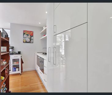 STYLISH & SPACIOUS APARTMENT IN THE HEART OF SOUTH MELBOURNE! - Photo 4