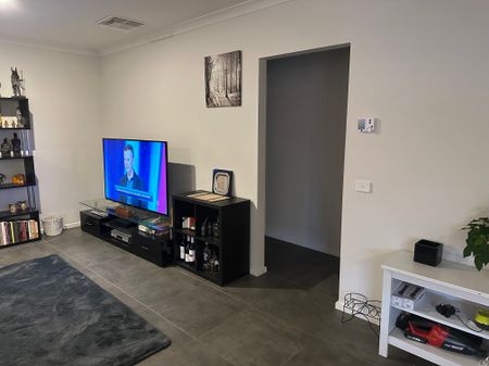 Cranbourne East - Photo 4