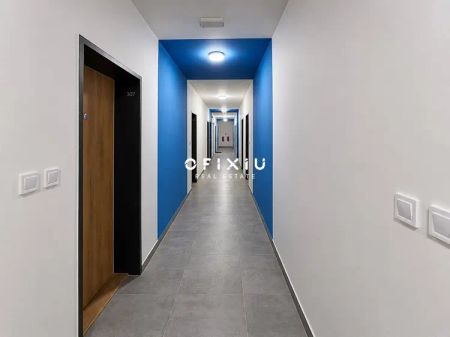 Pronájem nového, kompletně vybaveného bytu 1+kk s balkonem a garážovým stáním, 29 m - Fotografie 3