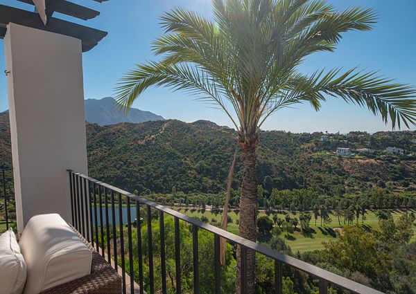 Luxury vacation home with 3 bedrooms in the contemporary urbanization of Los Altos de la Quinta, Benahavís, with panoramic views of the mountains, the golf courses and the sea, very close to golf courses and a few minutes by car from Puerto Banús