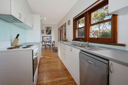 Neat Two Bedroom Home in East Albury - Photo 3