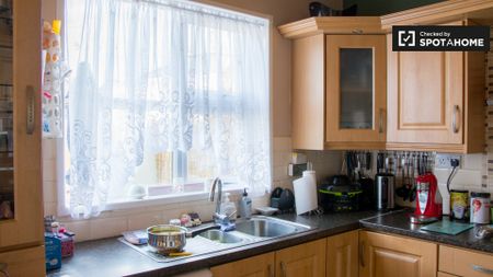 Lovely room in shared apartment in Artane, Dublin - Photo 3