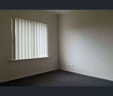 ATTRACTIVE MODERN 3 BEDROOM HOME WITH 2 BATHROOMS - Photo 4