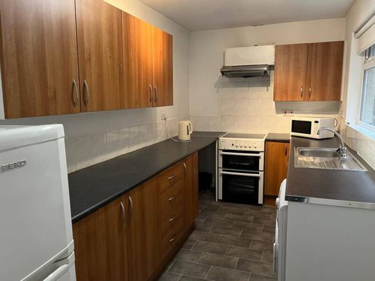 Furnished 2 Bedroom Mid Terrace - Photo 1