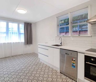 Beautifully renovated 3-bedroom family home. - Photo 4