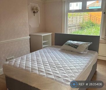 1 bedroom in a house share to rent - Photo 2