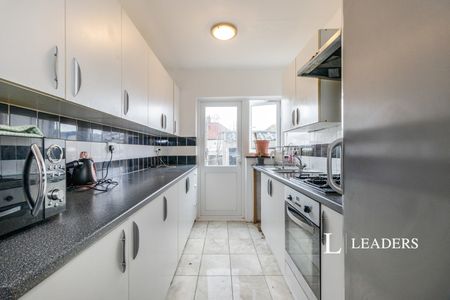 3 bedroom house to rent Selwood Road, SM3 - Photo 3