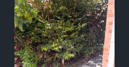 Three Bed Unit in Convenient Location - Photo 5