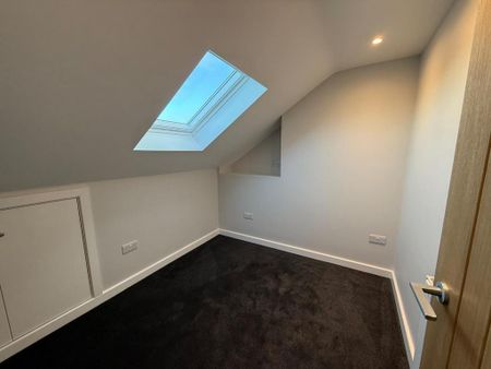 4 bedroom end of terrace house to rent - Photo 2
