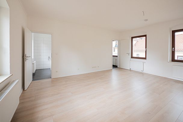 Frisch renovierte Altbauwohnung mit Balkon und Tageslichtbad nahe Stadtpark und Elbe. - Photo 1