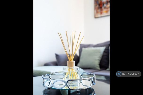 3 bedroom flat to rent - Photo 1