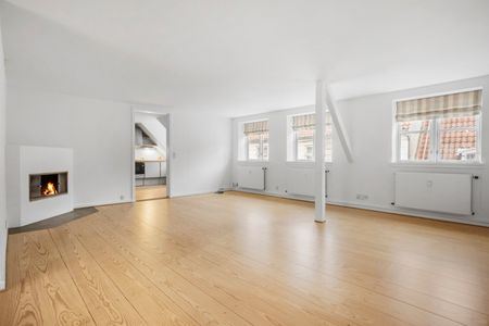 Lejlighed i to plan øverst i ejendommen med privat tagterrasse - Foto 5