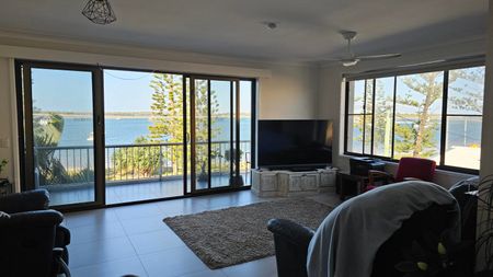 Shared furnished apartment with stunning Broadwater views - Photo 3