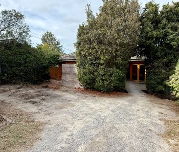 Spacious 3-Bedroom Family Home with Generous Outdoor Space - Photo 2