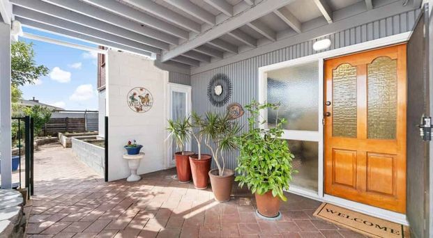 Five Bedrooms in Pakuranga Heights - Photo 1