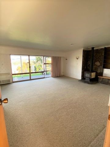 Warm Family Home with Stunning Views - Maungatapu - Photo 3