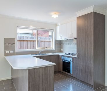 Well maintained unit in quiet central complex! - Photo 2